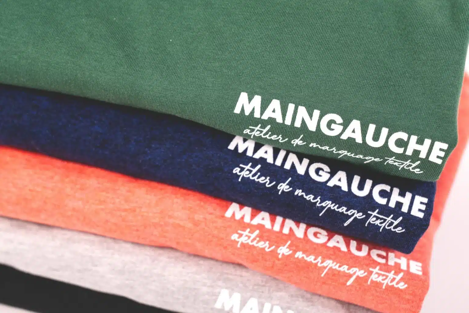 Pile de tee-shirts personnalisés pour MAINGAUCHE