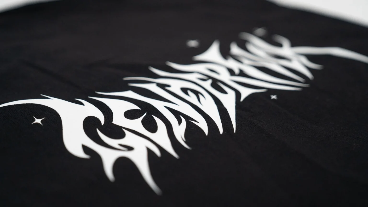 Logo en format vectoriel imprimé sur un t-shirt