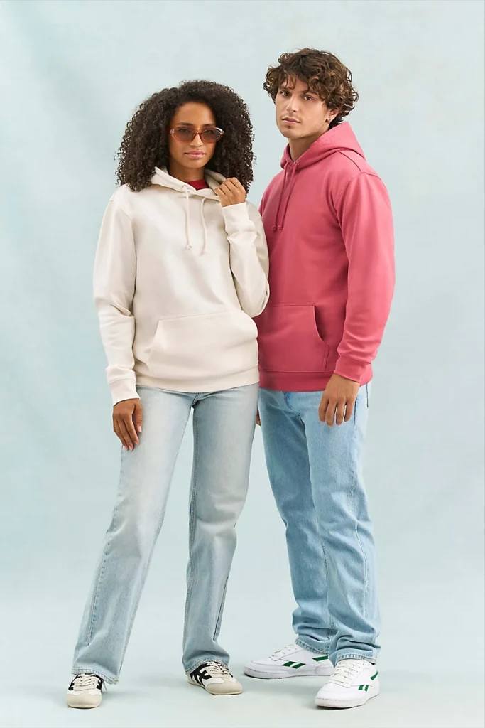 Deux mannequins mixte portant un sweat à capuche personnalisable Condor de la marque Sol's