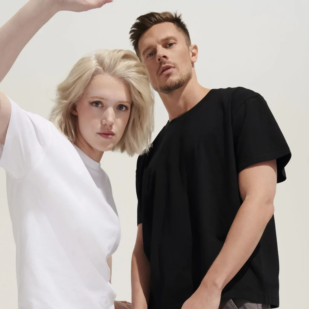 Deux mannequins mixte portant un t-shirt unisexe personnalisable Legacy de la marque Sol's