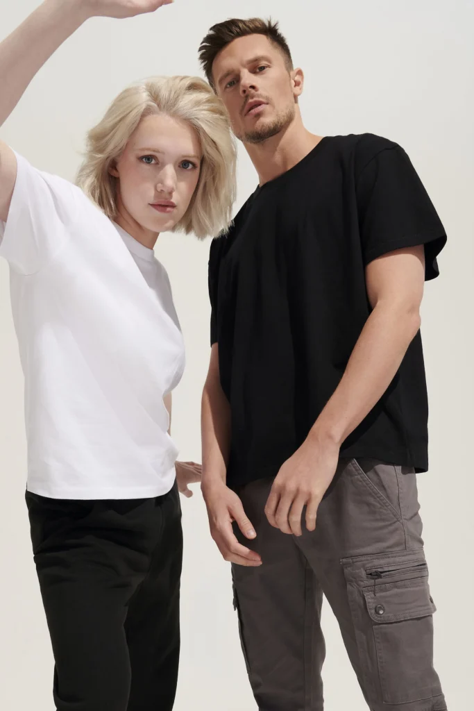 Deux mannequins mixte portant un t-shirt personnalisable Legacy 
de la marque Sol's