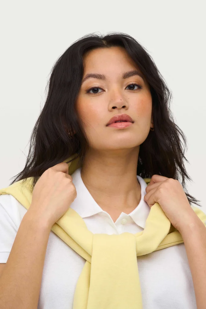 mannequin femme portant un polo personnalisable Perfect Sol's