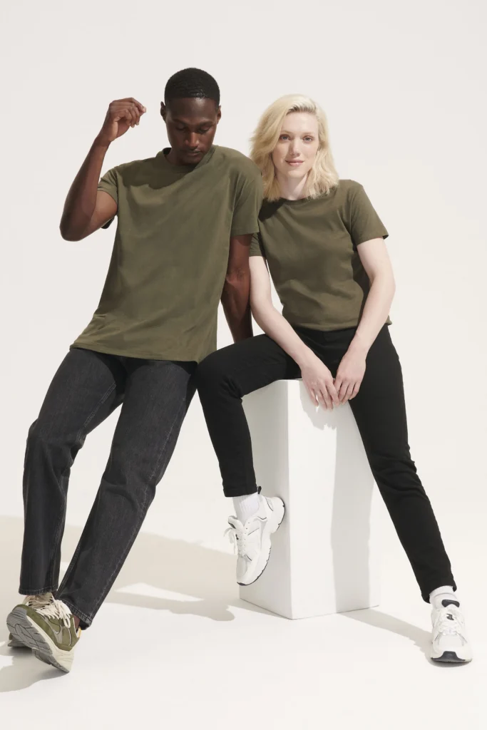Deux mannequins portant un t-shirt personnalisable Regent de la marque Sol's
