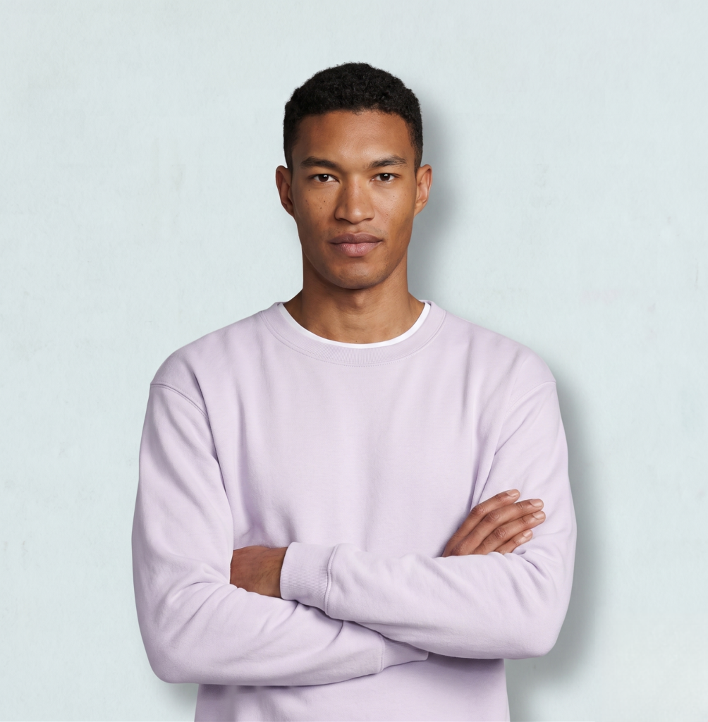 mannequin homme portant un sweatshirt rose pâle personnalisable Columbia de la marque Sol's