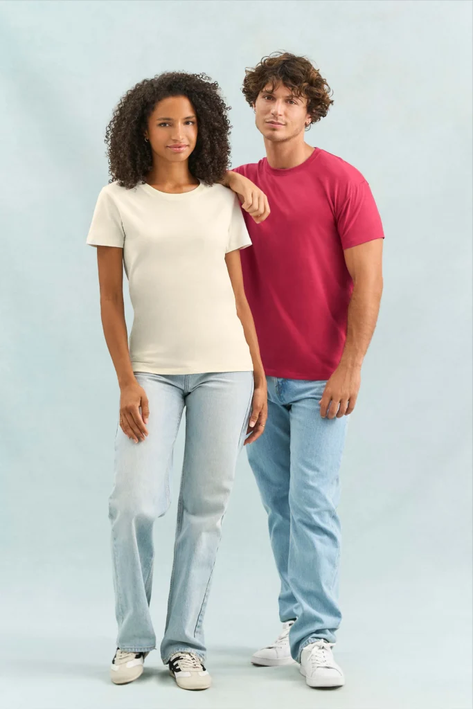 Deux mannequins portant un t-shirt personnalisable de la marque Sol's