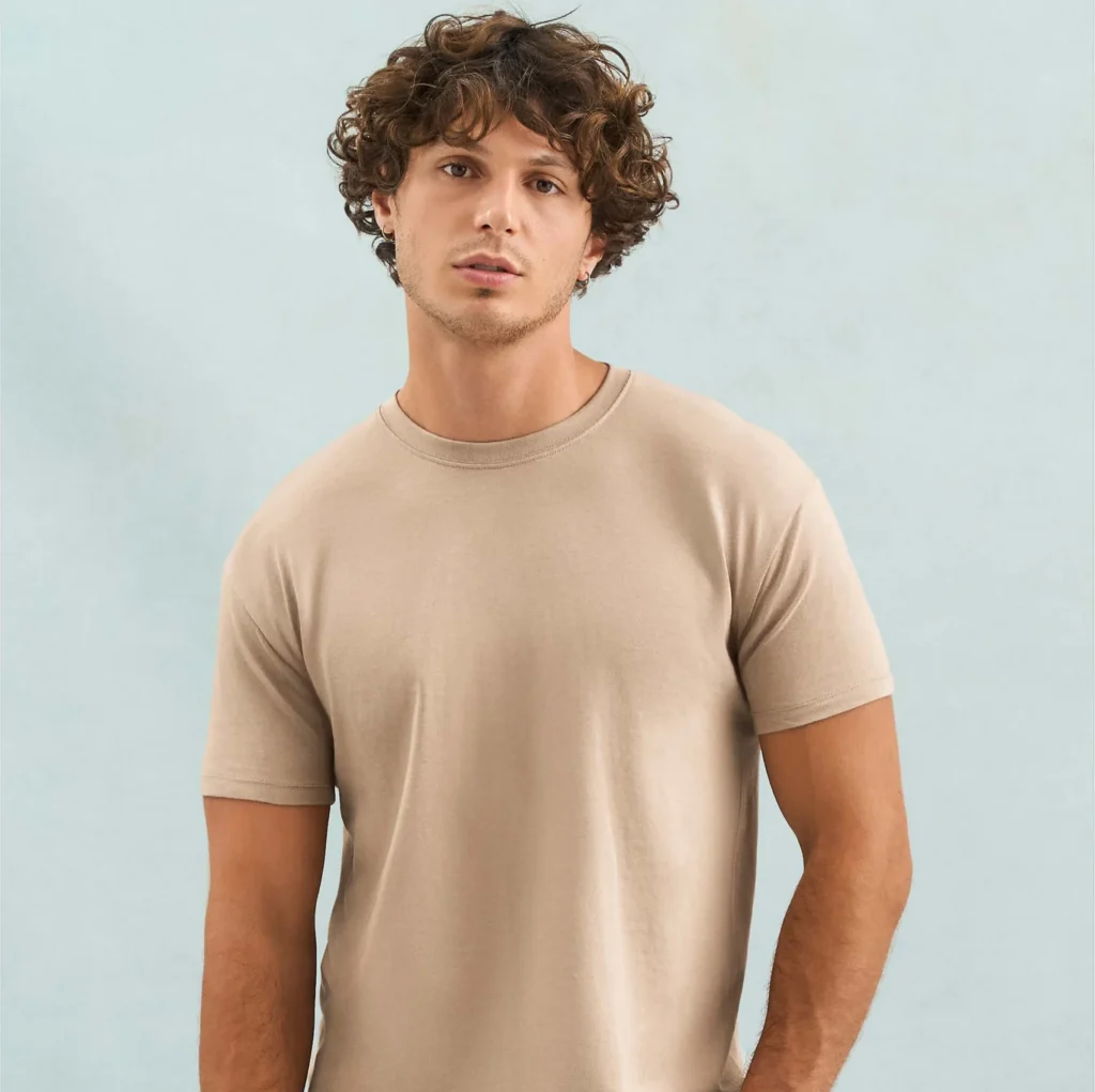 mannequin homme portant un t-shirt personnalisable regent beige de la marque Sol's