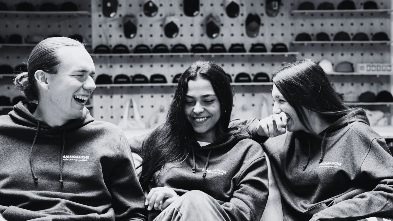 Groupe de jeunes personnes riant dans une salle de pauses