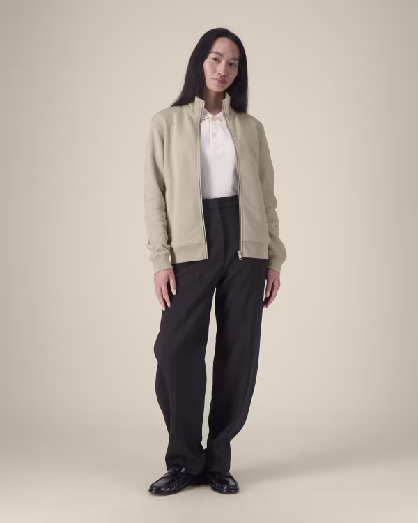 Sweat zippé avec col montant beige porté par une femme