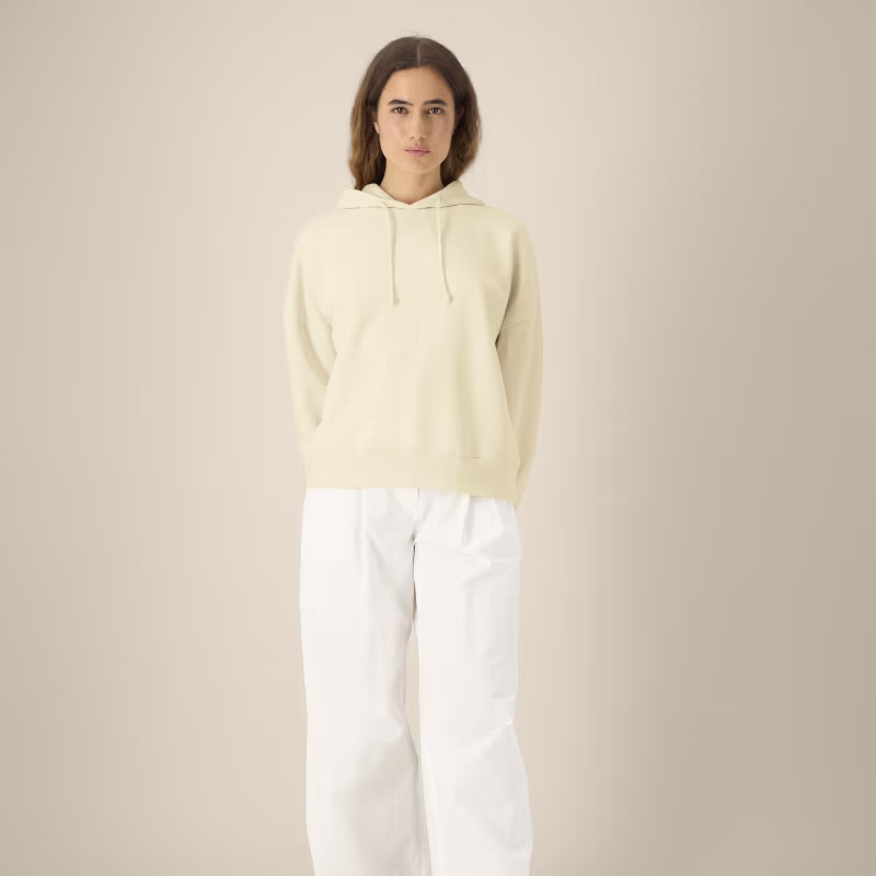 Sweat à capuche pour femme de la collection SS26 dans les tons neutres